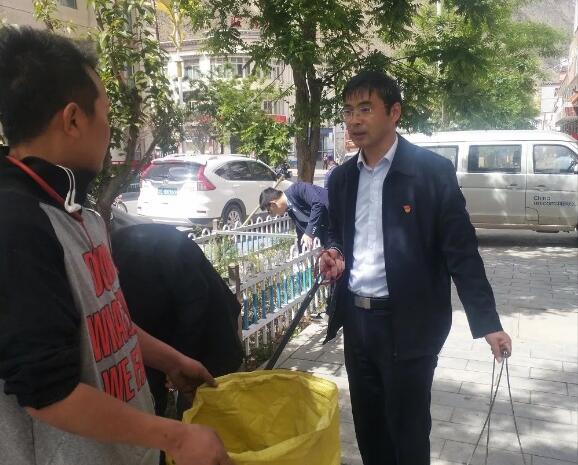 八宿县委办党支部开展卫生大扫除活动.jpg